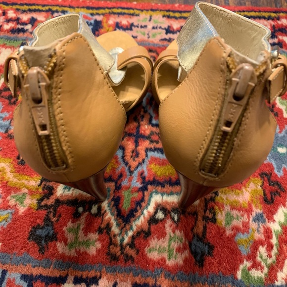 Nine West - NWOT - Tan & Metallic Sandal - Sz 6 - Picture 2 of 6